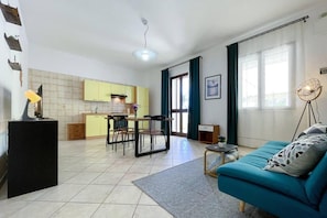 Apartment, 2 Queen Beds | Living room