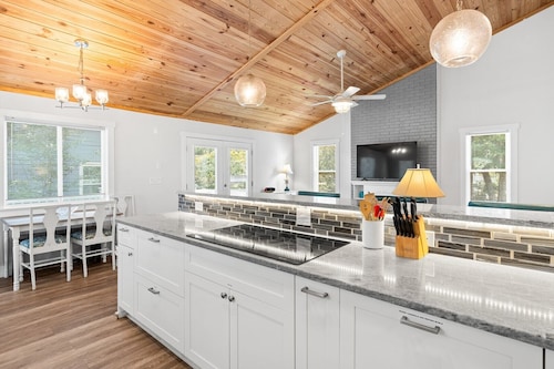 3BR/2BA Home - Close to Beach, Golf, Shops, Dining, Fun, Sleeps 8