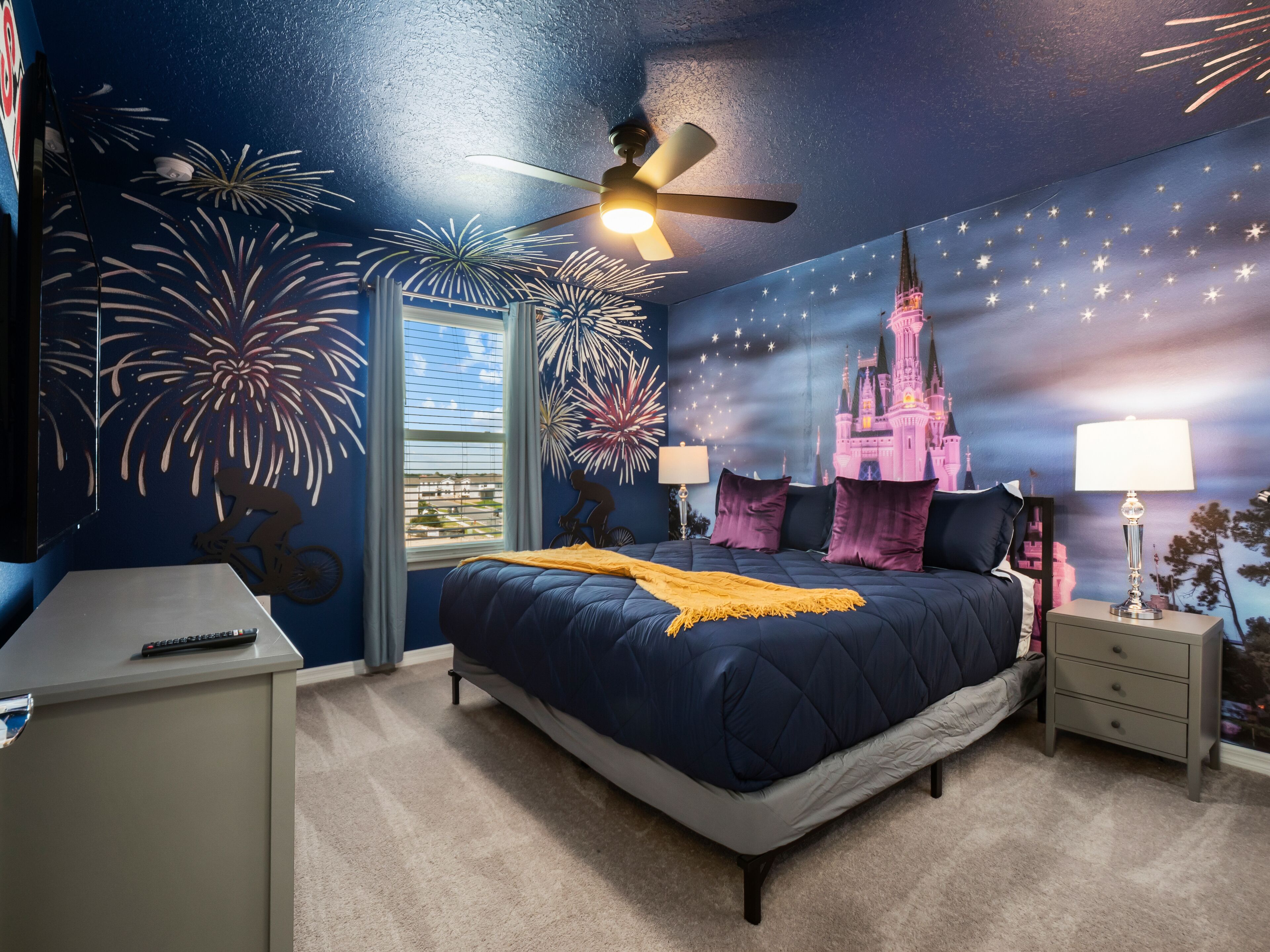 7 dormitorios, escritorio, tabla de planchar con plancha y cuna de viaje