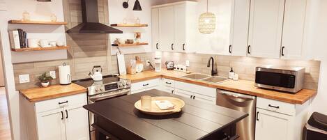 Geladeira, micro-ondas, fogão, cooktop