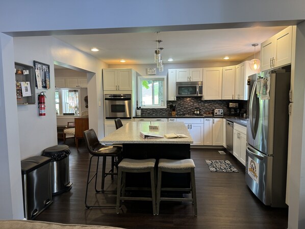 冷蔵庫、電子レンジ、オーブン、コンロ