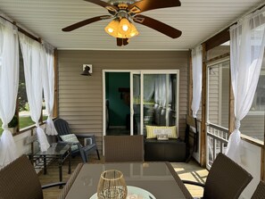 屋外ダイニングエリア