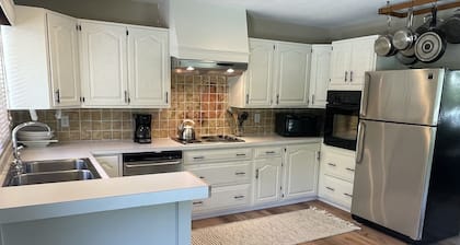 Augusta Woods - In-ground pool, peaceful setting, tasteful décor