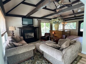 TV, pebolim, mesa de pingue-pongue