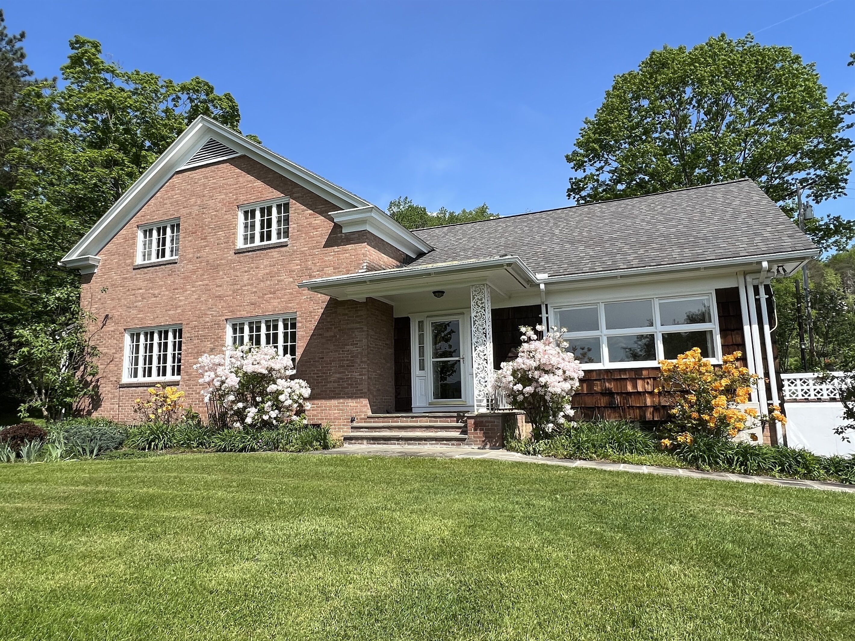 Awesome Hills, Terrific views, spacious interior, large patio, minutes to ASV