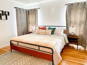 2 habitaciones, escritorio y tabla de planchar con plancha 