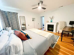 2 soverom, skrivebord, strykejern/-brett og reiseseng for barn