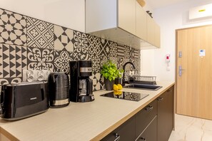 Fridge, stovetop, coffee/tea maker, electric kettle