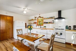 Fridge, microwave, dishwasher, coffee/tea maker - Calling all mountain bike enthusiasts! Welcome to Cavie House!! (Davis)