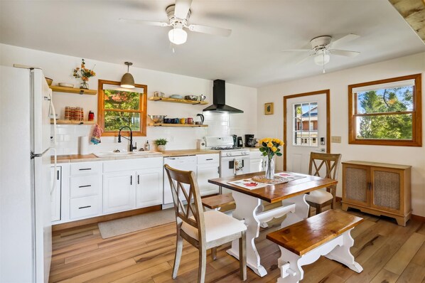 Réfrigérateur, micro-ondes, lave-vaisselle, cafetière/bouilloire