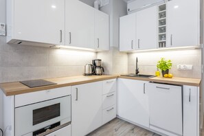 Fridge, microwave, dishwasher, coffee/tea maker