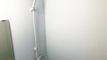 Basic-Apartment | Badezimmer | Haartrockner, Handtücher, Seife, Shampoo