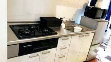 Basic Apartment | Private kitchen | Mini-fridge, microwave, stovetop, cookware/dishes/utensils