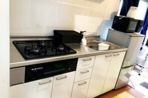 Basic Apartment | Private kitchen | Mini-fridge, microwave, stovetop, cookware/dishes/utensils - MCH  BUNCHAN HOUSE (Miyakojima)