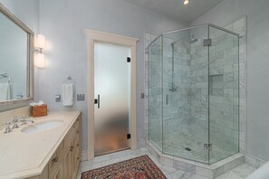 Badewanne, Haartrockner, Handtücher