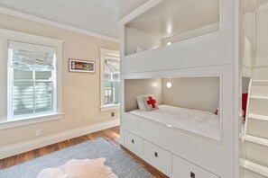 3 Schlafzimmer, Schreibtisch, Bügeleisen/Bügelbrett, kostenloses WLAN