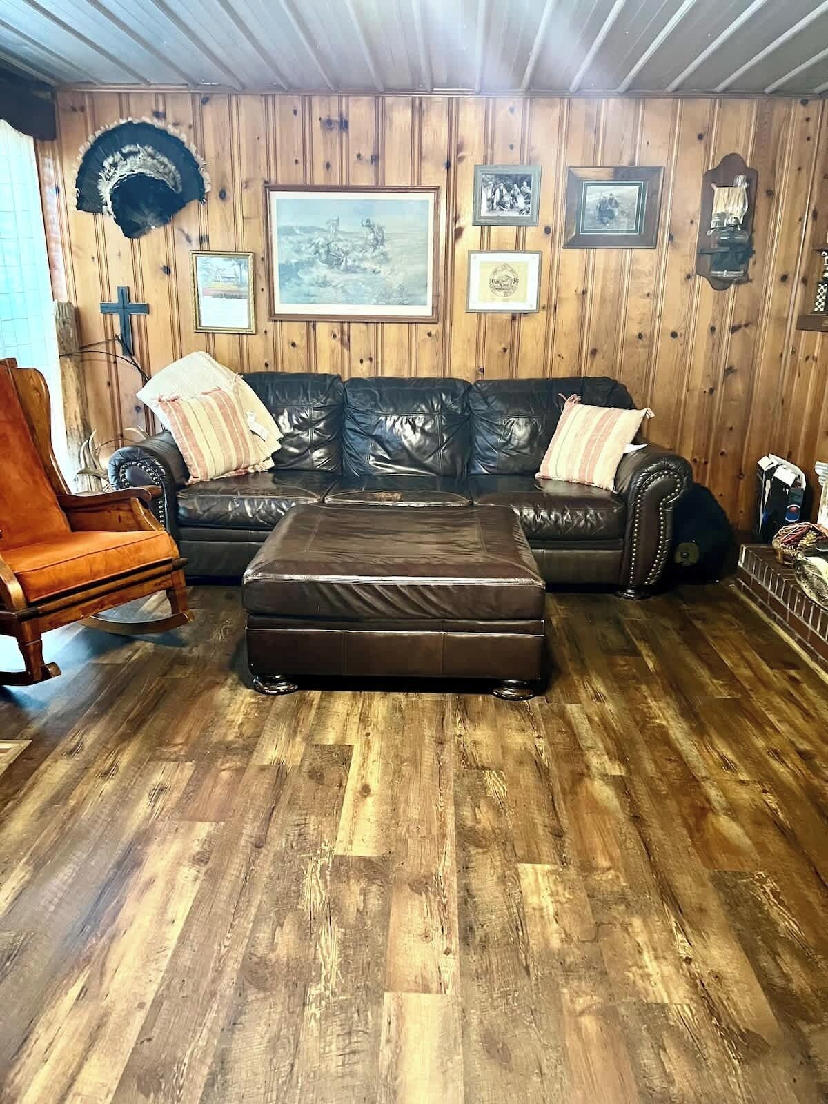 Smart-tv, eldstad och kontor