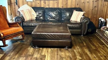 Smart-tv, eldstad och kontor