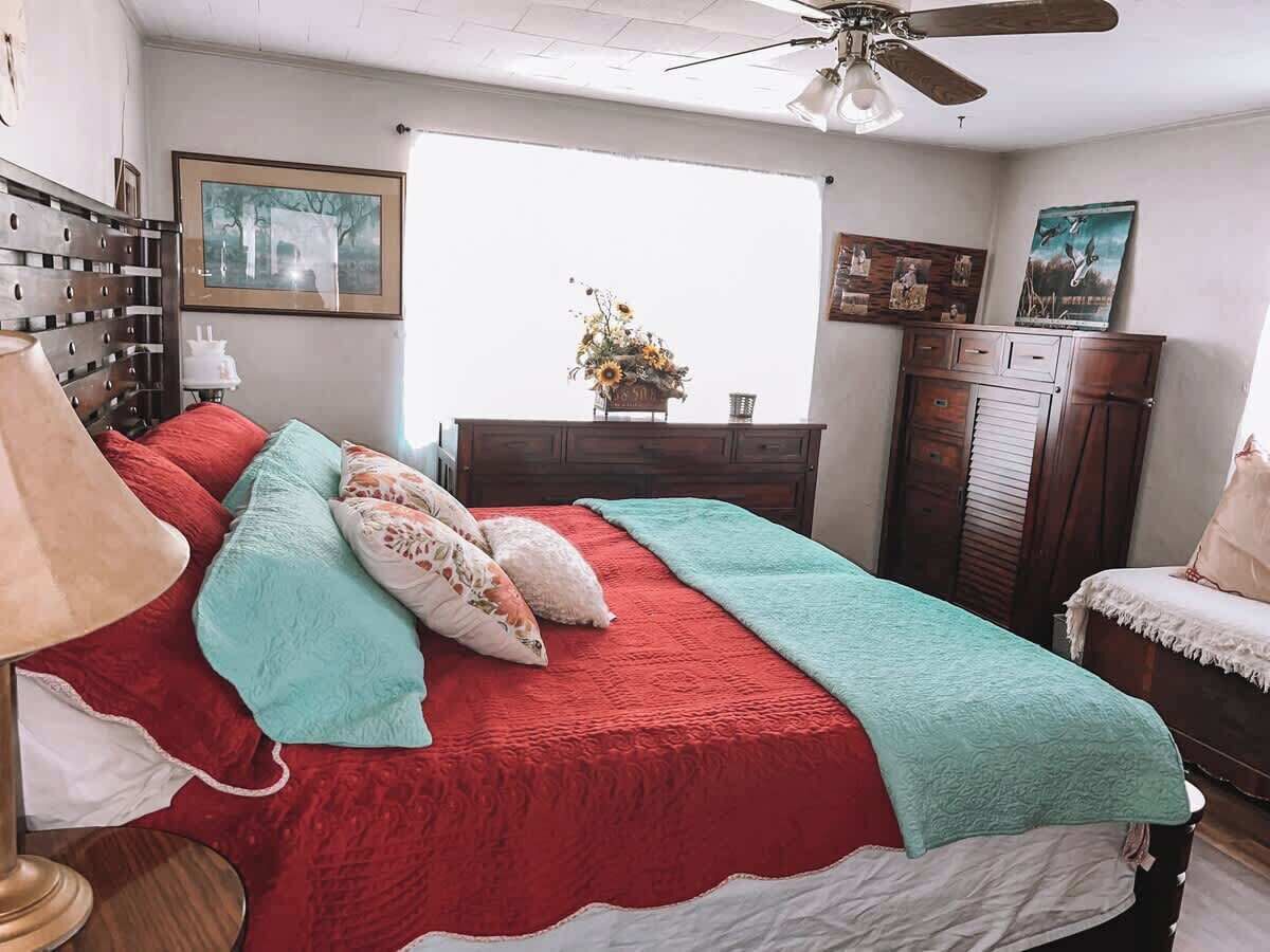 2 bedrooms, desk, iron/ironing board, travel crib