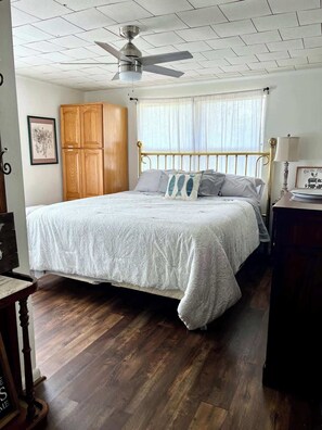 2 bedrooms, desk, iron/ironing board, travel cot
