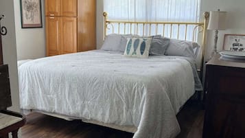 2 sovrum, skrivbord, strykjärn/strykbräda och resesäng