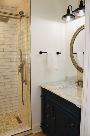 Dusche, Haartrockner, Handtücher, Toilettenpapier
