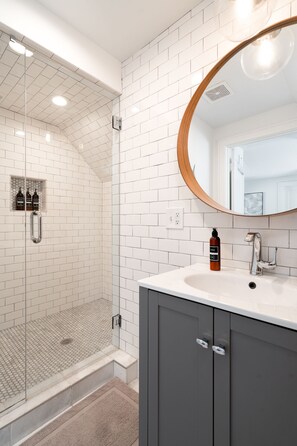 Hair dryer, towels - MINNeSTAY* Fulton Gates (Minneapolis)