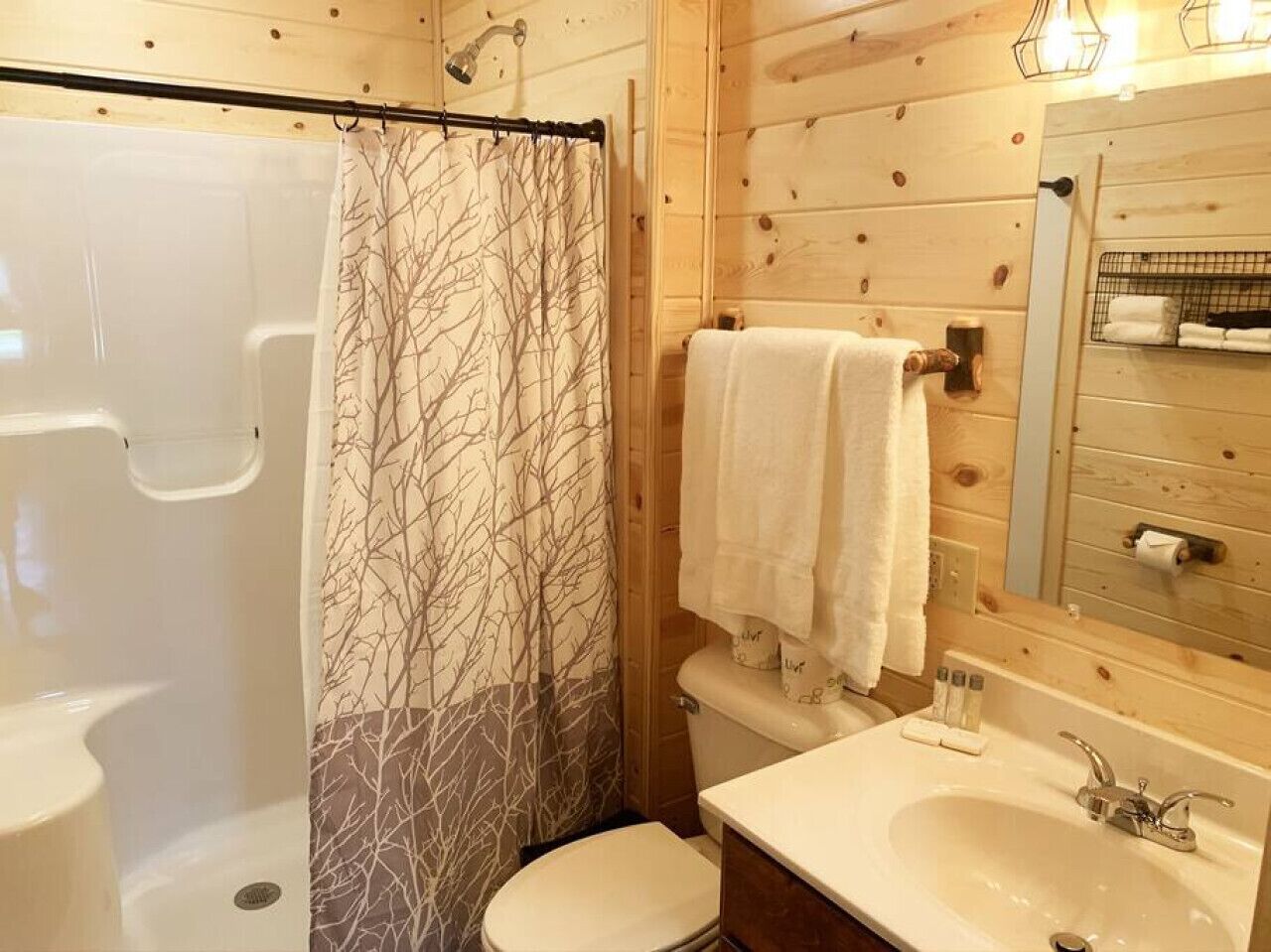 Baño con ducha, inodoro y lavamanos.