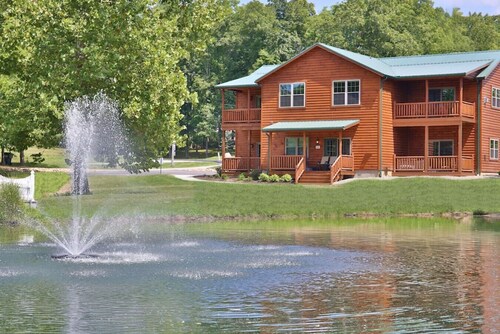 Romantic Waterview Lodge Suite with Hot Tub