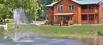 Romantic Waterview Lodge Suite with Hot Tub