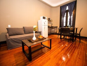 Apartamento, 2 habitaciones | Zona de estar | Televisión de pantalla plana de 40 pulgadas con canales por cable