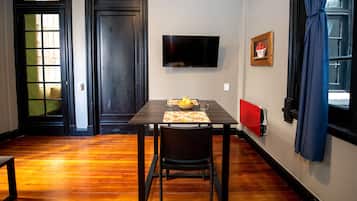 Departamento, 1 habitación | Área de sala de estar | Televisión de pantalla plana de 40 pulgadas con canales por cable