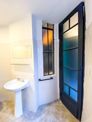 Apartment, 2 Bedrooms | Bathroom | Shower, rainfall showerhead, hair dryer, bidet