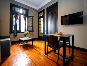 Appartement, 1 chambre | Coin séjour | Télévision à écran plat de 40 pouces avec chaînes par câble, télévision