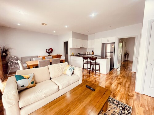 Modern 4 bedroom Townhouse @Ford with Free Parking and Brilliant Location