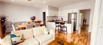 Modern 4 bedroom Townhouse @Ford with Free Parking and Brilliant Location