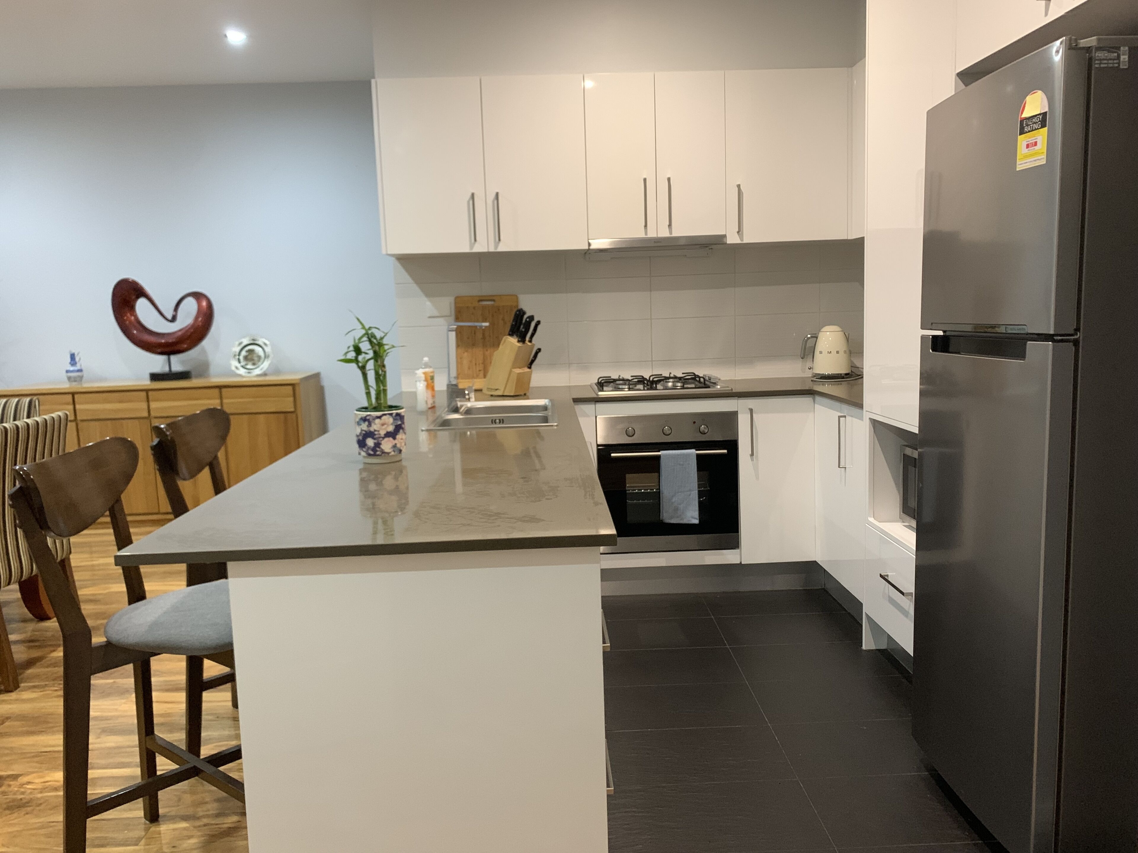 Kühlschrank, Mikrowelle, Ofen, Herdplatte