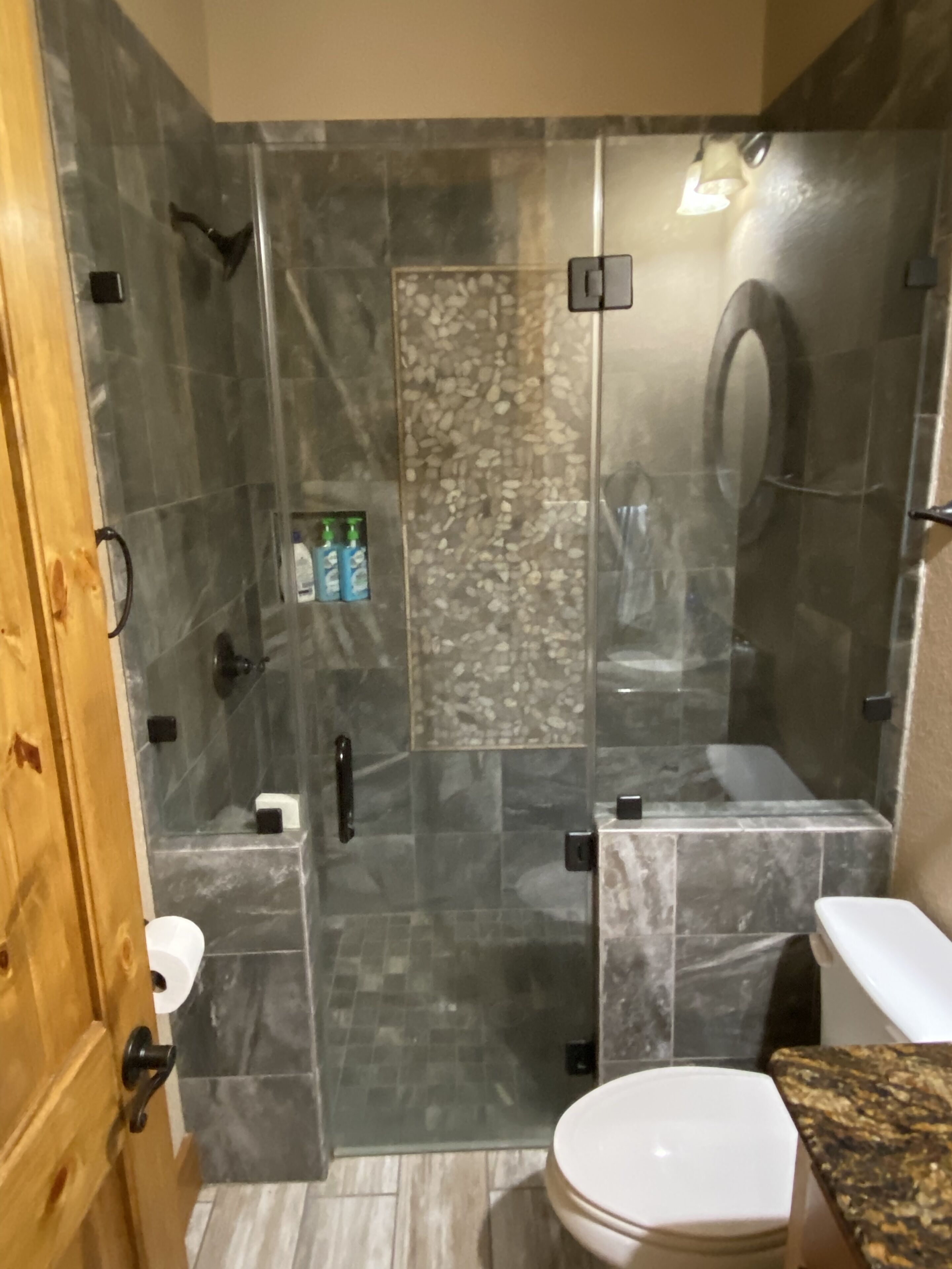 Douche, sèche-cheveux, serviettes fournies, savon