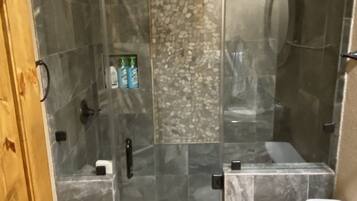 Douche, sĂšche-cheveux, serviettes fournies, savon