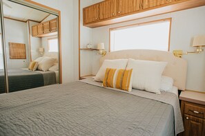 2 camere, una scrivania, ferro/asse da stiro, culla da viaggio