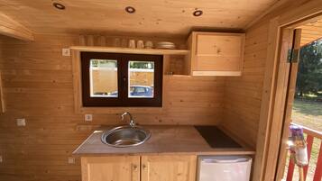 Kühlschrank, Mikrowelle, Herdplatte, Wasserkocher mit Kaffee-/Teezubehör