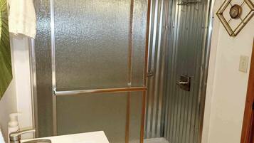 Tina con regadera, secadora de cabello, toallas, jabón