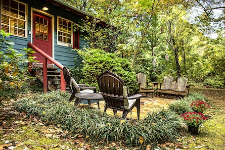 テラス / パティオ. In Town, Yet Wooded - Cozy 2BR Cabin in Mentone