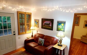 Smart TV, libros y oficina