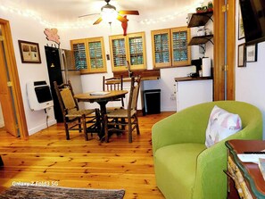 Smart TV, libros y oficina