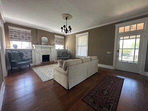 Smart TV, fireplace - Historic Clinton Craftsman (Clinton)