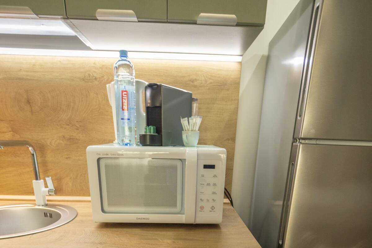 Deluxe Studio | Private kitchen | Coffee/tea maker, full-size fridge, microwave, stovetop