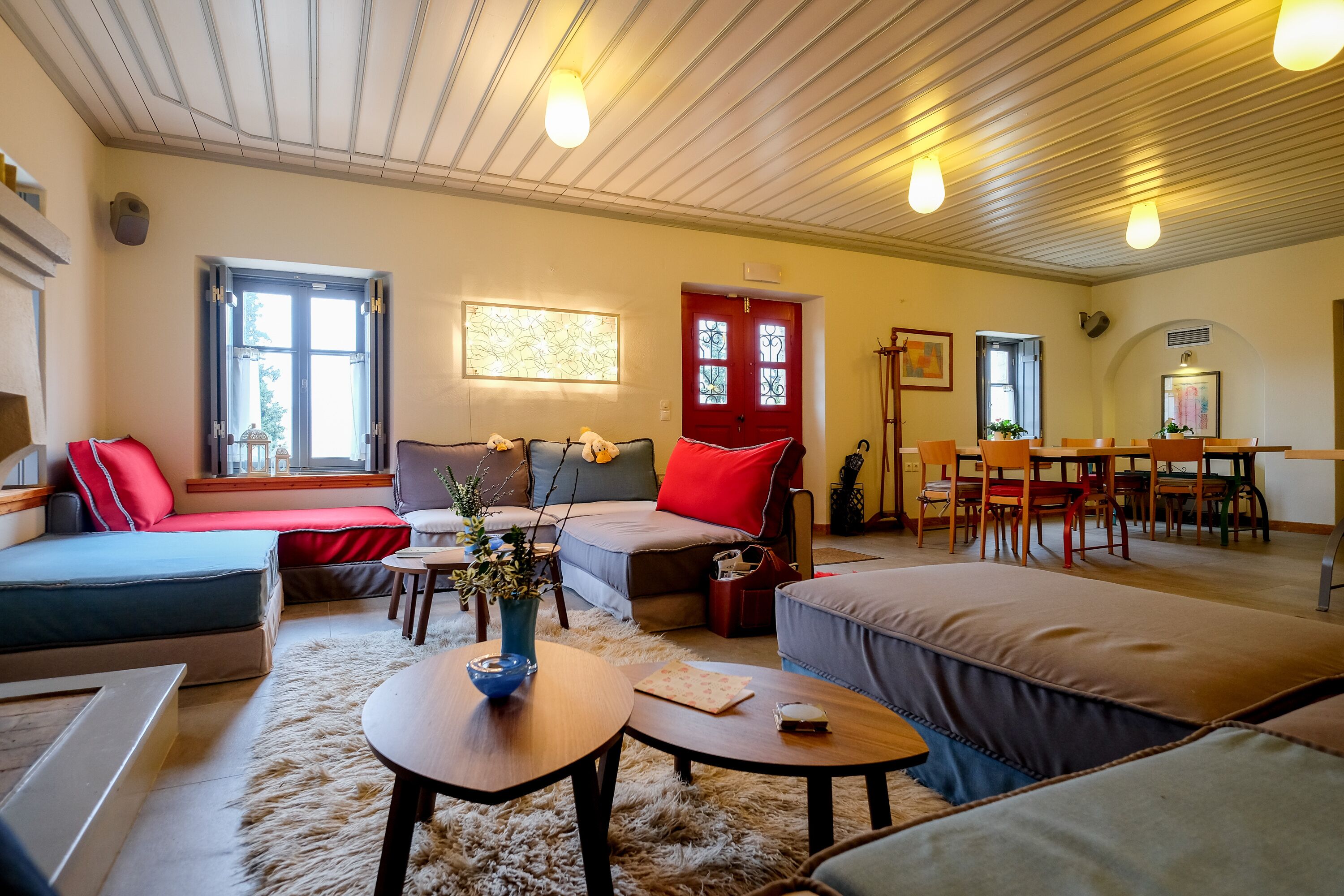 Una sala acogedora con un sofá, una mesa de centro y un comedor con sillas.