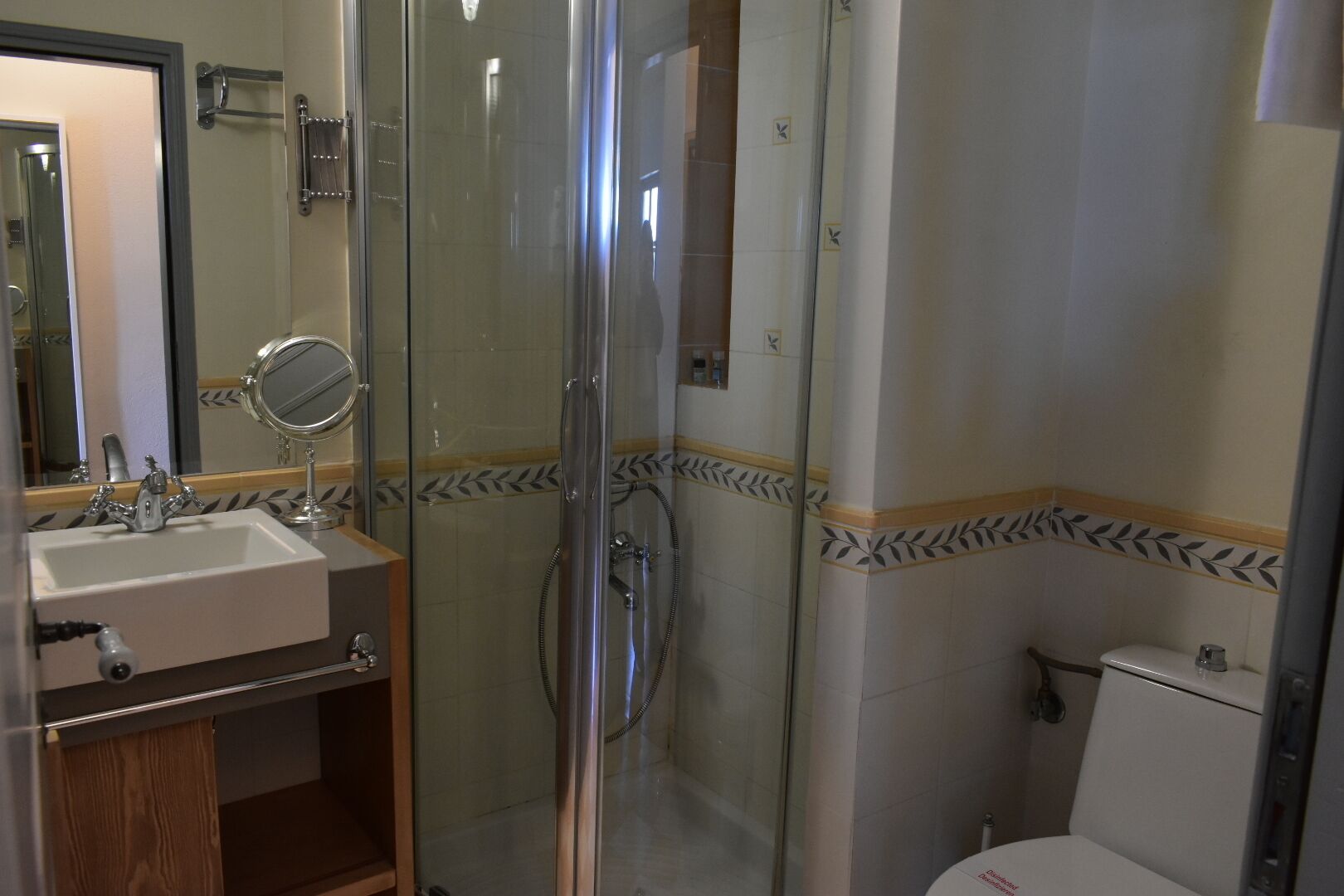 Quarto triplo standard | Banheiro | Produtos de toalete grátis, secador de cabelo, toalhas de banho 