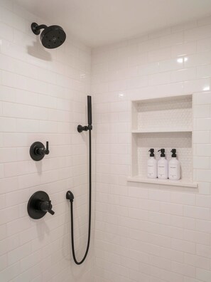 Dusche, Haartrockner, Handtücher, Shampoo